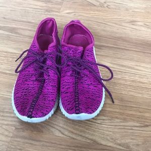 Contact women’s athletic shoes size 40